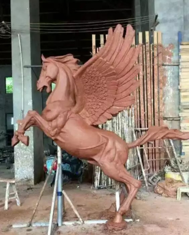 不鏽鋼雕塑《以夢為馬》