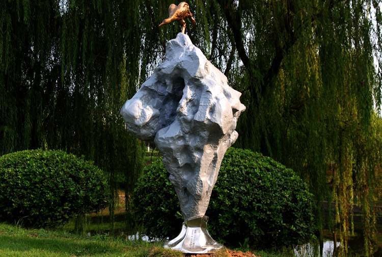 雕塑《對話》致敬藝術“鬼才”八大山人朱耷的名畫雕塑